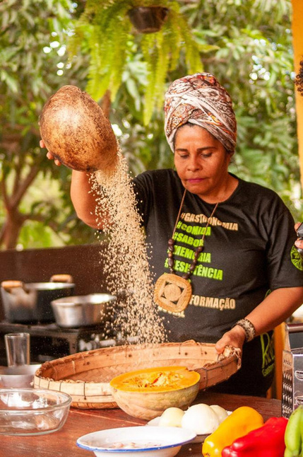 Chef Ruth Almeida preparando ingredientes regionais