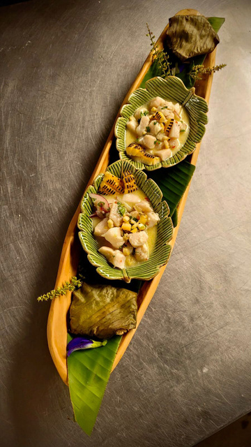 Peixe regional preparado sobre folha de bananeira em evento da Raízes Gastronômicas