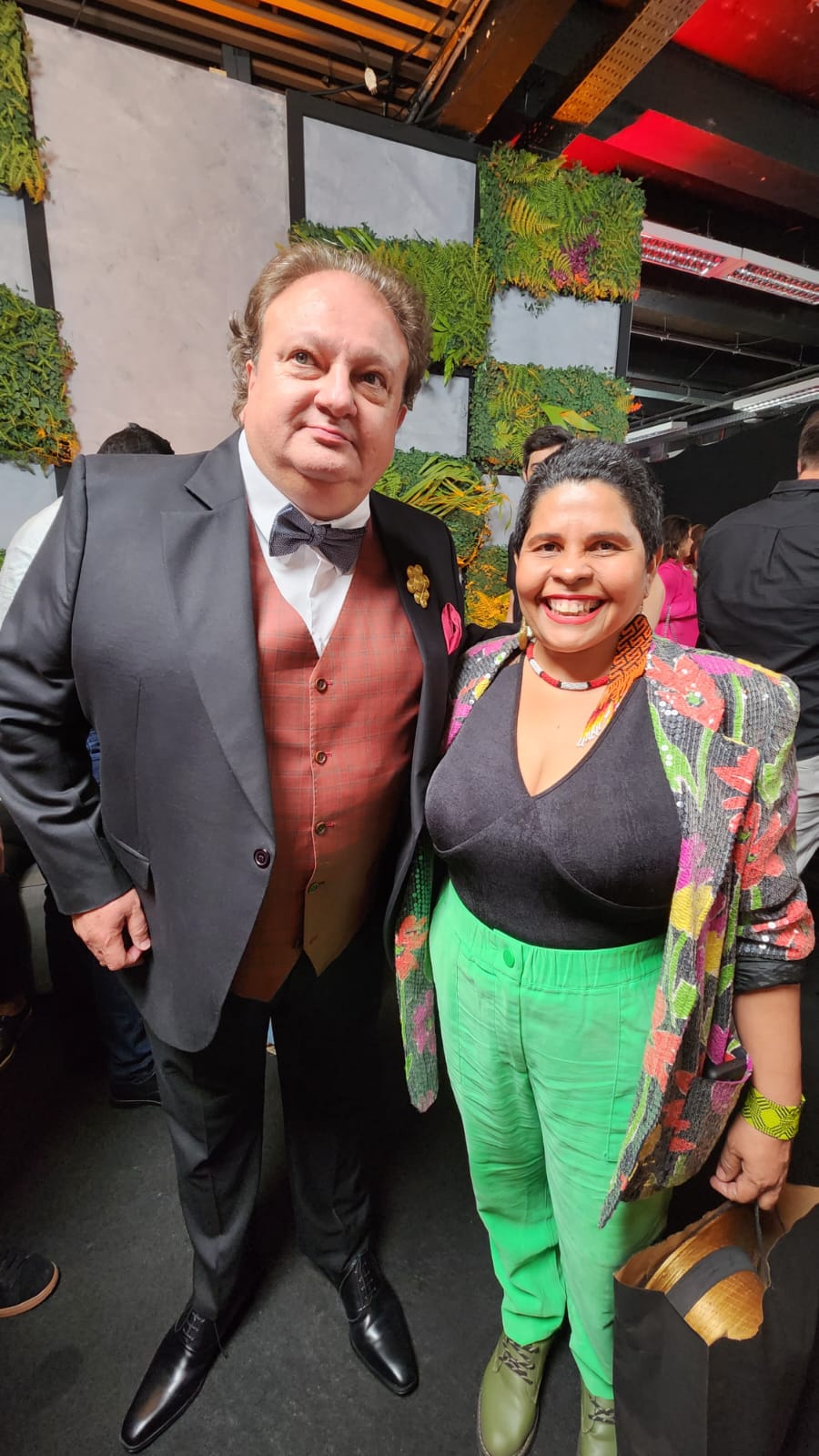 Grupo de profissionais reunidos em um encontro